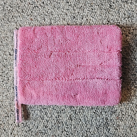 Norwex Pink Bathroom Scrub Mitt - Picture 1 of 10